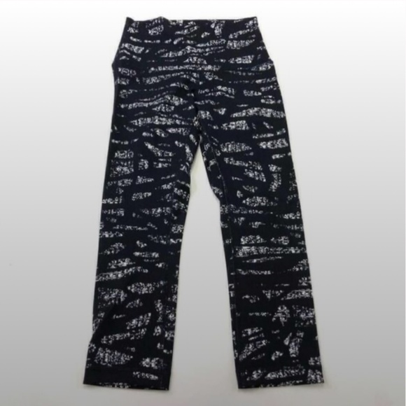 Lululemon Wunder Under Crop (Hi-Rise)
Graf Black White Size 4 NEW with tags - Picture 1 of 12